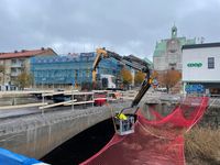 Kranbil med personkorg vid renovering av bro i centrala Str&ouml;mstad
